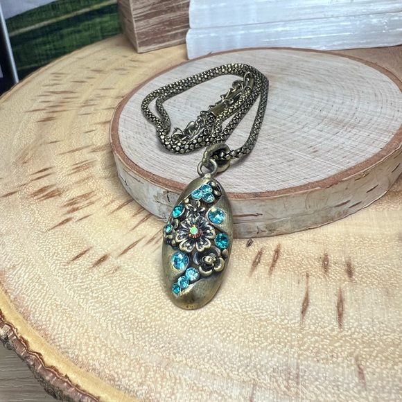 VTG| Floral AB Crystals Necklace 💙✨ - Picture 6 of 8